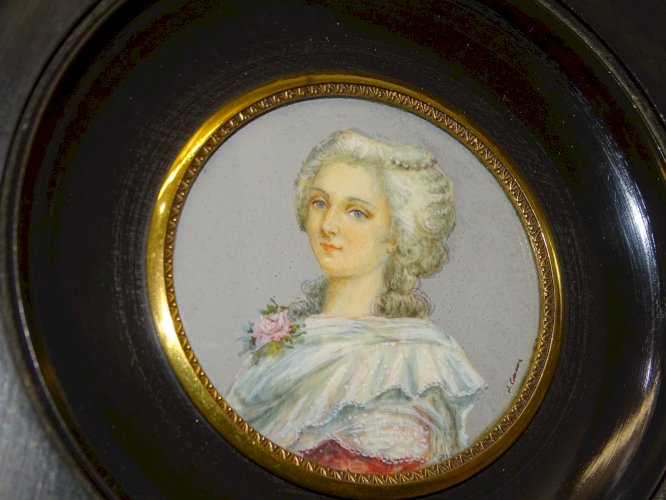 -JOLIE MINIATURE PEINTE Signée J CANOVA PORTRAIT FEMME de QUALITE CADRE BOIS   D