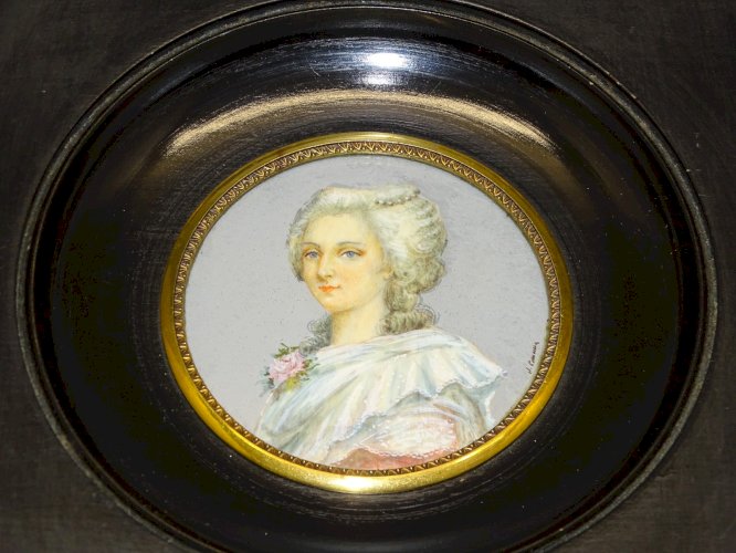 -JOLIE MINIATURE PEINTE Signée J CANOVA PORTRAIT FEMME de QUALITE CADRE BOIS   D