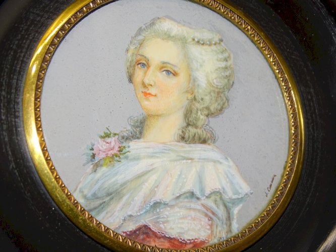 -JOLIE MINIATURE PEINTE Signée J CANOVA PORTRAIT FEMME de QUALITE CADRE BOIS   D