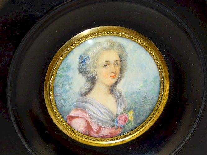-JOLIE MINIATURE PEINTE Signée J CANOVA PORTRAIT FEMME de QUALITE CADRE BOIS   D