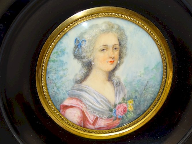 -JOLIE MINIATURE PEINTE Signée J CANOVA PORTRAIT FEMME de QUALITE CADRE BOIS   D