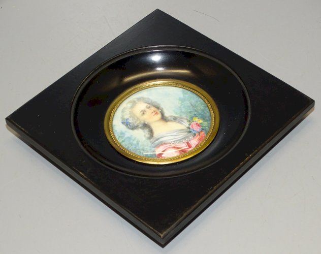 -JOLIE MINIATURE PEINTE Signée J CANOVA PORTRAIT FEMME de QUALITE CADRE BOIS   D