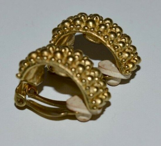  -JOLIE PAIRE  BOUCLES D'OREILLES VINTAGE marquées JACQUES ESTEREL Métal doré XX