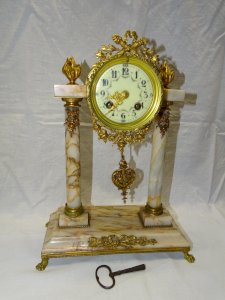 -JOLIE PENDULE STYLE LOUIS XVI FIN XIXe début XXe MARBRE et BRONZE Fonctionne  D