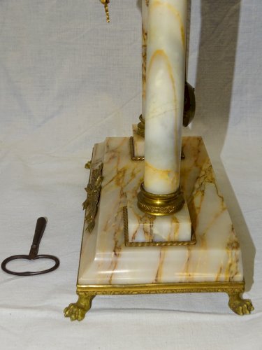 -JOLIE PENDULE STYLE LOUIS XVI FIN XIXe début XXe MARBRE et BRONZE Fonctionne  D