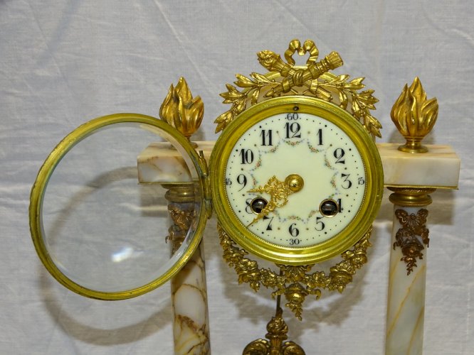 -JOLIE PENDULE STYLE LOUIS XVI FIN XIXe début XXe MARBRE et BRONZE Fonctionne  D