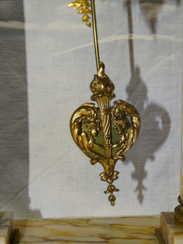 -JOLIE PENDULE STYLE LOUIS XVI FIN XIXe début XXe MARBRE et BRONZE Fonctionne  D