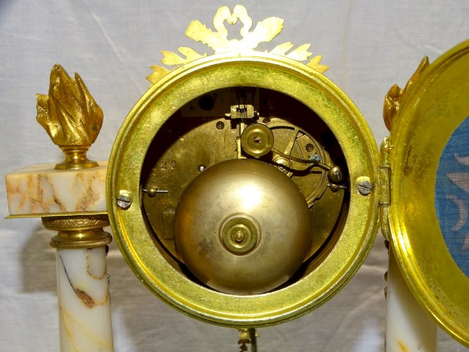 -JOLIE PENDULE STYLE LOUIS XVI FIN XIXe début XXe MARBRE et BRONZE Fonctionne  D