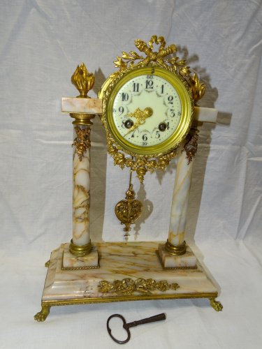 -JOLIE PENDULE STYLE LOUIS XVI FIN XIXe début XXe MARBRE et BRONZE Fonctionne  D