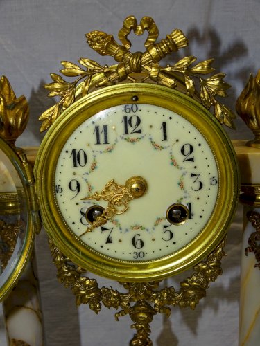 -JOLIE PENDULE STYLE LOUIS XVI FIN XIXe début XXe MARBRE et BRONZE Fonctionne  D