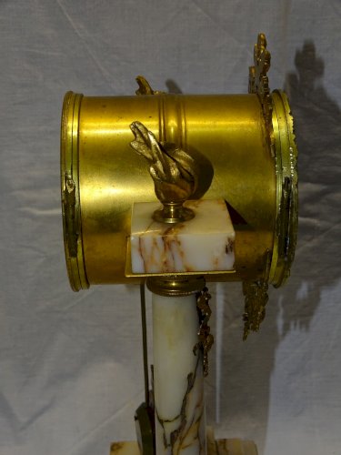 -JOLIE PENDULE STYLE LOUIS XVI FIN XIXe début XXe MARBRE et BRONZE Fonctionne  D
