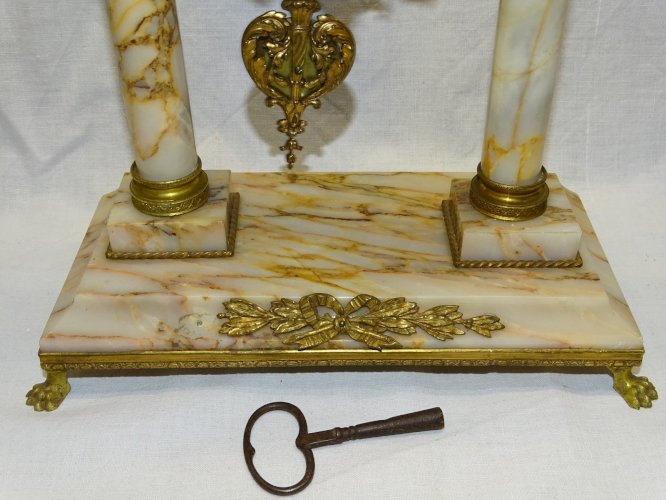 -JOLIE PENDULE STYLE LOUIS XVI FIN XIXe début XXe MARBRE et BRONZE Fonctionne  D