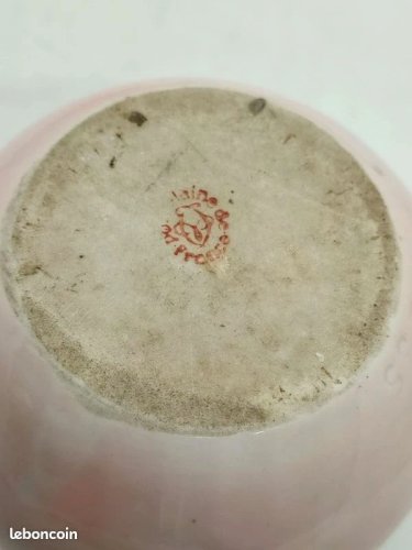 Jolie petit vase ancien bleu blanc avec incrustation de dorure portant une marque