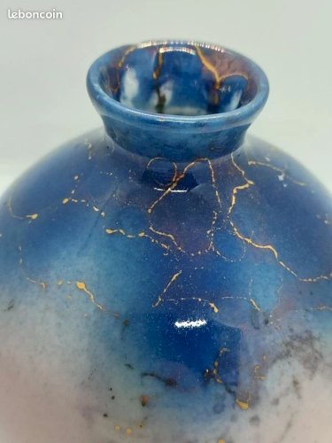 Jolie petit vase ancien bleu blanc avec incrustation de dorure portant une marque
