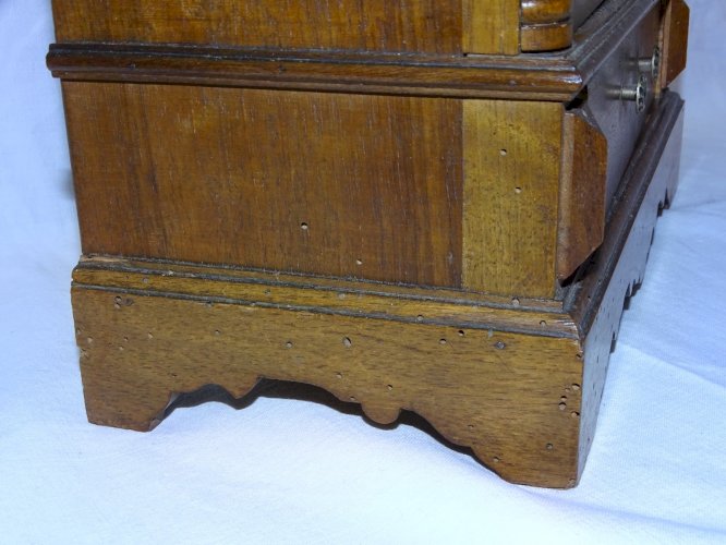 -JOLIE PETITE ARMOIRE de POUPEE en NOYER début XXe JOUET ANCIEN COLLECTION   D