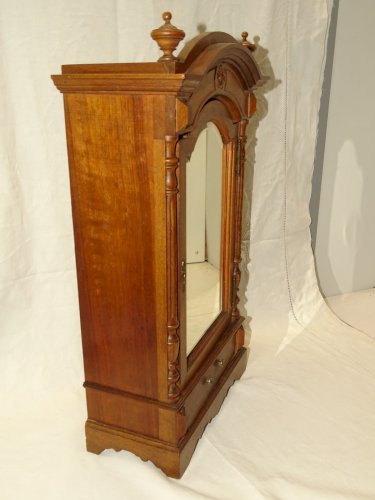 -JOLIE PETITE ARMOIRE de POUPEE en NOYER début XXe JOUET ANCIEN COLLECTION   D