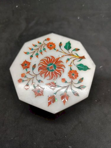 jolie petite boite à bijoux en pierre naturelle avec incrustation en bon etat