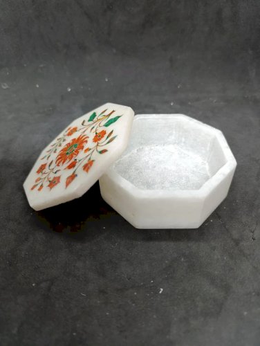 jolie petite boite à bijoux en pierre naturelle avec incrustation en bon etat