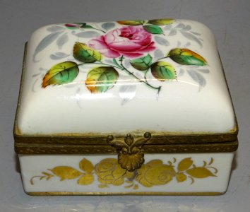 -JOLIE PETITE BOITE A BIJOUX PORCELAINE de France PILLIVUYT décor main VITRINE D