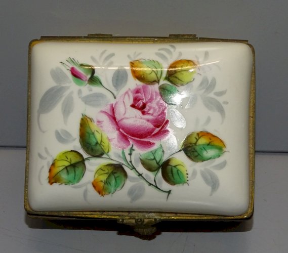 -JOLIE PETITE BOITE A BIJOUX PORCELAINE de France PILLIVUYT décor main VITRINE D