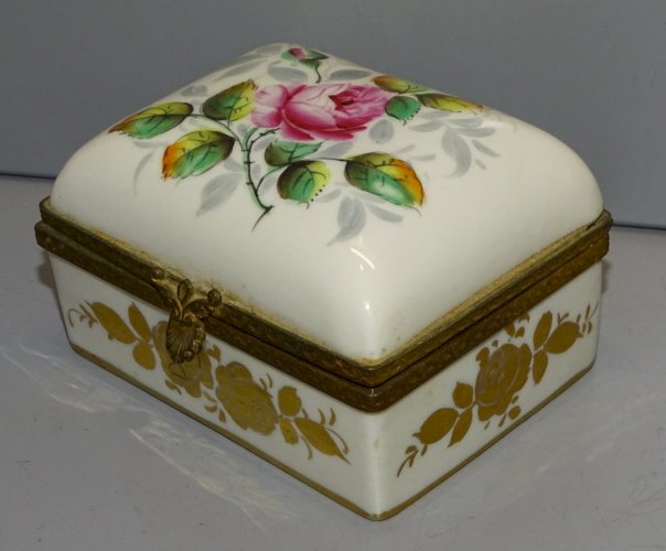 -JOLIE PETITE BOITE A BIJOUX PORCELAINE de France PILLIVUYT décor main VITRINE D