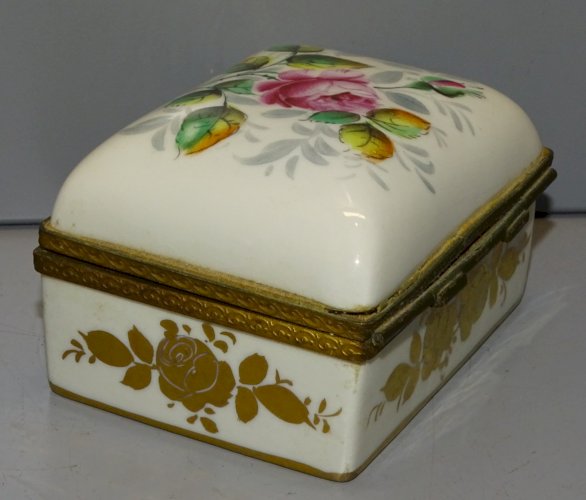 -JOLIE PETITE BOITE A BIJOUX PORCELAINE de France PILLIVUYT décor main VITRINE D