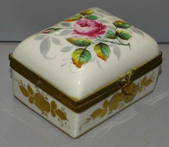 -JOLIE PETITE BOITE A BIJOUX PORCELAINE de France PILLIVUYT décor main VITRINE D