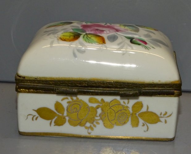 -JOLIE PETITE BOITE A BIJOUX PORCELAINE de France PILLIVUYT décor main VITRINE D