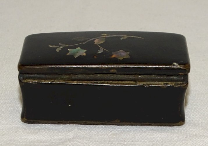 -JOLIE PETITE BOITE A PRISER ou à PILULES CARTON BOUILLI NAPOLEON III N III    D