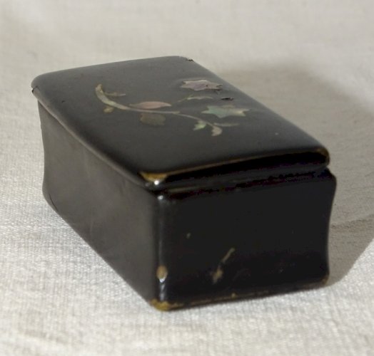 -JOLIE PETITE BOITE A PRISER ou à PILULES CARTON BOUILLI NAPOLEON III N III    D