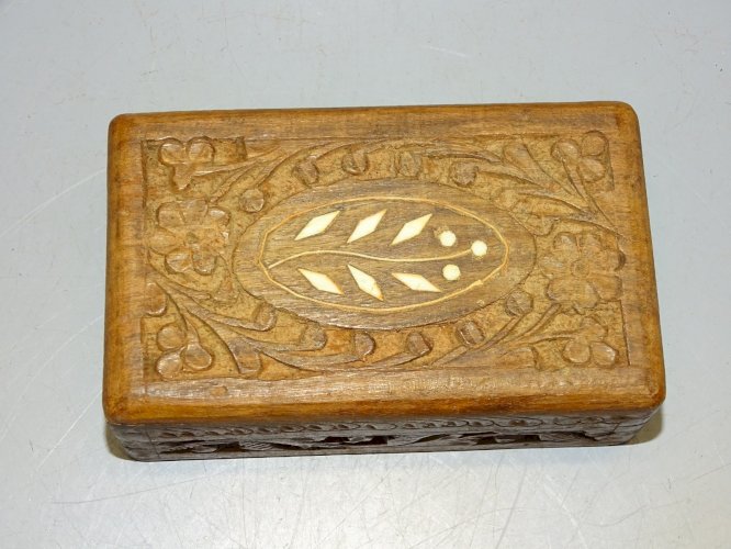 -JOLIE PETITE BOITE BOIS GRAVEE de FLEURS & PETITE MARQUETERIE SUR COUVERCLE   D