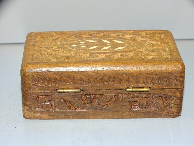-JOLIE PETITE BOITE BOIS GRAVEE de FLEURS & PETITE MARQUETERIE SUR COUVERCLE   D