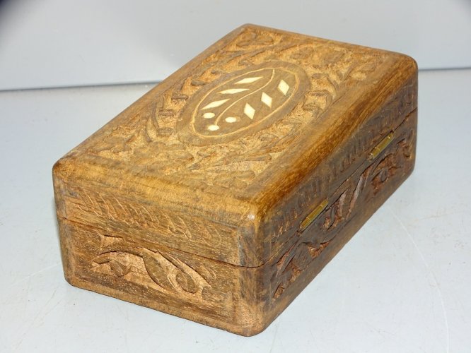 -JOLIE PETITE BOITE BOIS GRAVEE de FLEURS & PETITE MARQUETERIE SUR COUVERCLE   D