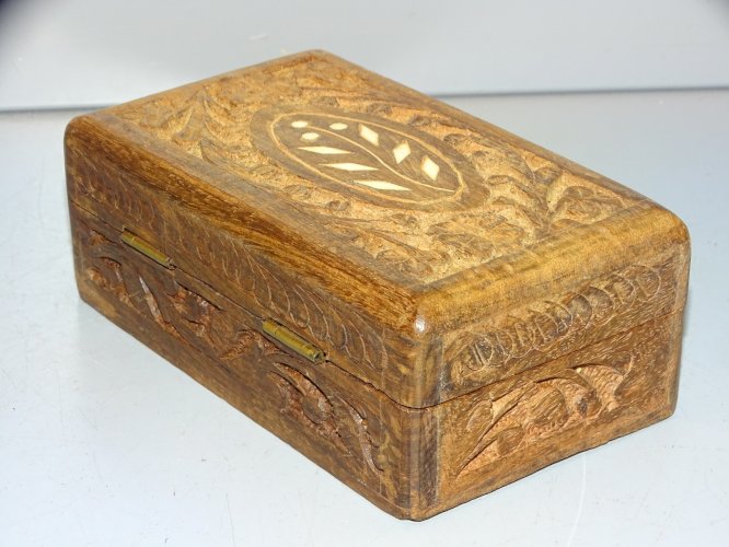 -JOLIE PETITE BOITE BOIS GRAVEE de FLEURS & PETITE MARQUETERIE SUR COUVERCLE   D