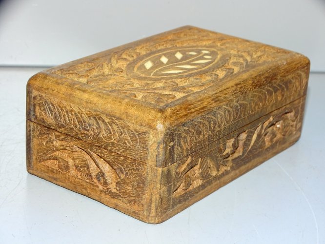 -JOLIE PETITE BOITE BOIS GRAVEE de FLEURS & PETITE MARQUETERIE SUR COUVERCLE   D