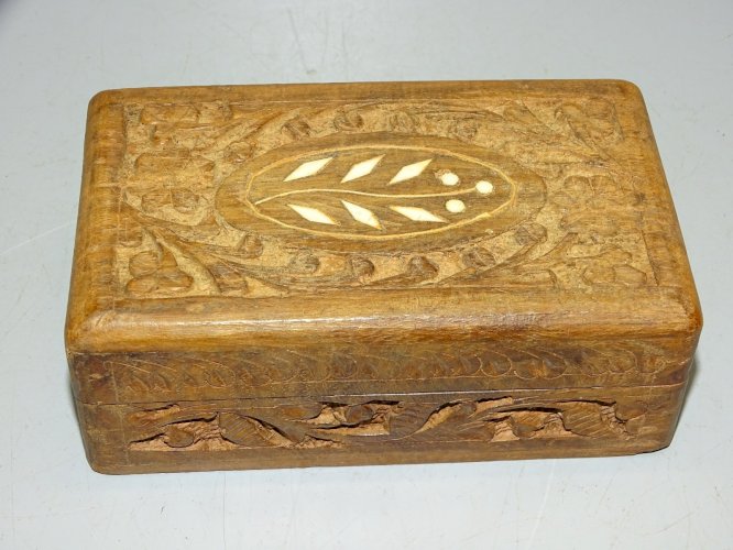 -JOLIE PETITE BOITE BOIS GRAVEE de FLEURS & PETITE MARQUETERIE SUR COUVERCLE   D