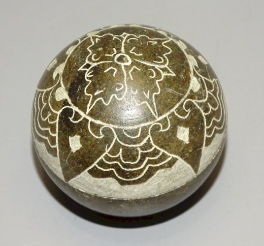 -JOLIE PETITE BOITE RONDE EN PIERRE GRAVEE de VOLUTES ET FEUILLES BI COLORE   D