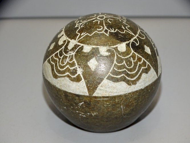 -JOLIE PETITE BOITE RONDE EN PIERRE GRAVEE de VOLUTES ET FEUILLES BI COLORE   D