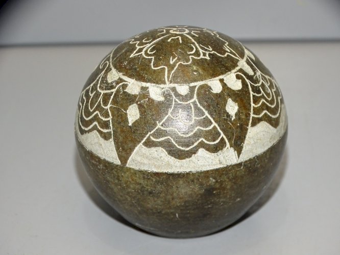 -JOLIE PETITE BOITE RONDE EN PIERRE GRAVEE de VOLUTES ET FEUILLES BI COLORE   D