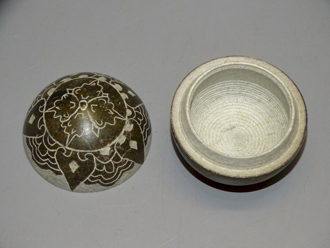 -JOLIE PETITE BOITE RONDE EN PIERRE GRAVEE de VOLUTES ET FEUILLES BI COLORE   D