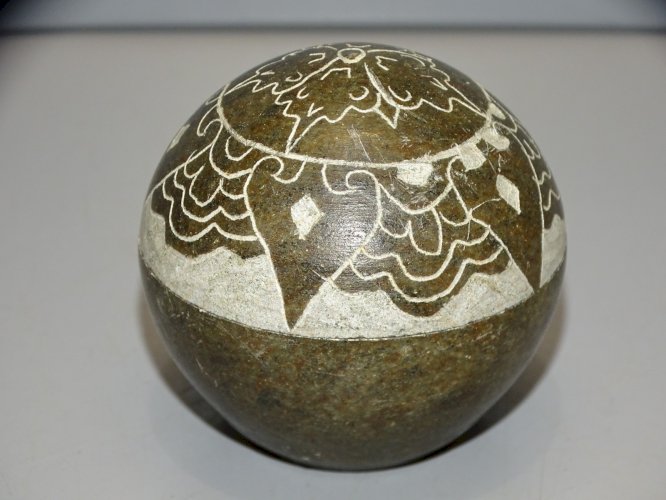 -JOLIE PETITE BOITE RONDE EN PIERRE GRAVEE de VOLUTES ET FEUILLES BI COLORE   D