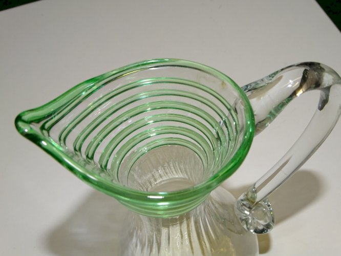 -JOLIE PETITE CARAFE VERRE Soufflé Haut avec FILETS VERRE VERT COLLECTION DECO D