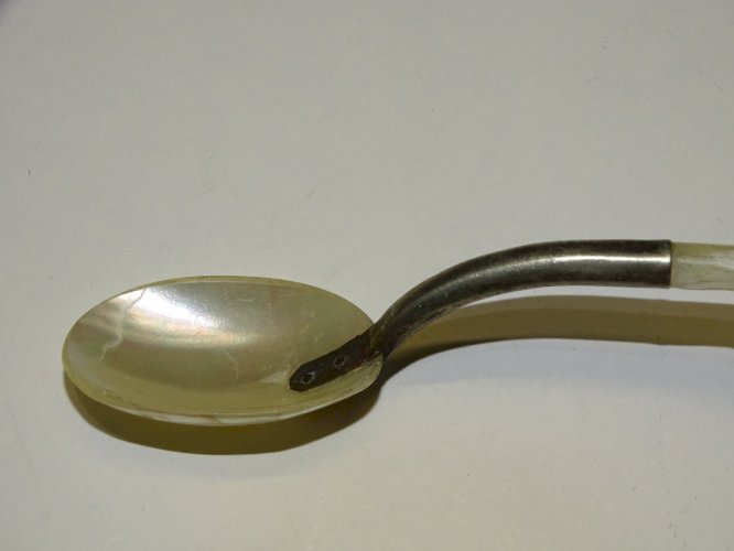 -JOLIE PETITE CUILLERE NACRE & Métal argenté pour CONFITURE ou AUTRE    D