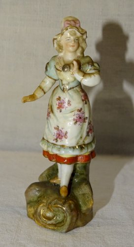 - JOLIE PETITE FIGURINE STATUETTE BISCUIT SAXE OU MEISSEIN AVEC MARQUE BLEUE   D