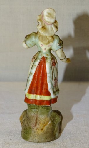 - JOLIE PETITE FIGURINE STATUETTE BISCUIT SAXE OU MEISSEIN AVEC MARQUE BLEUE   D