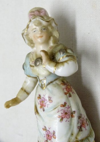 - JOLIE PETITE FIGURINE STATUETTE BISCUIT SAXE OU MEISSEIN AVEC MARQUE BLEUE   D