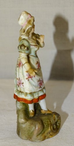 - JOLIE PETITE FIGURINE STATUETTE BISCUIT SAXE OU MEISSEIN AVEC MARQUE BLEUE   D
