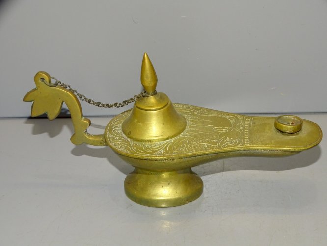 -JOLIE PETITE LAMPE A HUILE EN LAITON INDIENNE A DECOR D'ELEPHANT Gravé    D