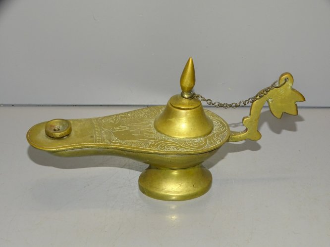 -JOLIE PETITE LAMPE A HUILE EN LAITON INDIENNE A DECOR D'ELEPHANT Gravé    D