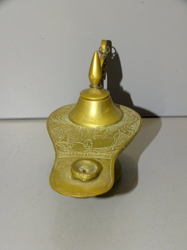 -JOLIE PETITE LAMPE A HUILE EN LAITON INDIENNE A DECOR D'ELEPHANT Gravé    D